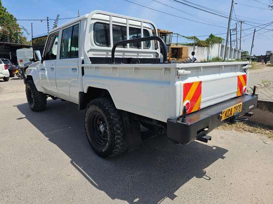 Toyota land Cruiser V8 Hard top Pick up 2014 image 12