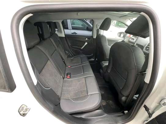 Peugeot 2008 moonroof image 6