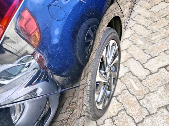 Toyota Auris hybrid image 6