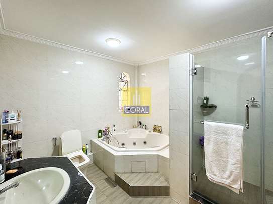 5 Bed Villa in Riverside image 16