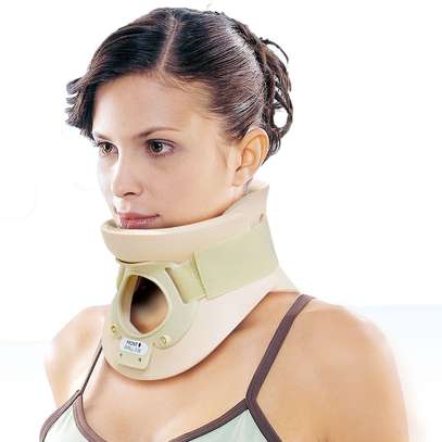 cervical collar with trachea opening image 1