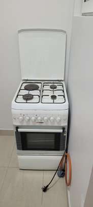 Hotpoint Cooker 3gas + 1 Electric + inbuilt Oven image 2