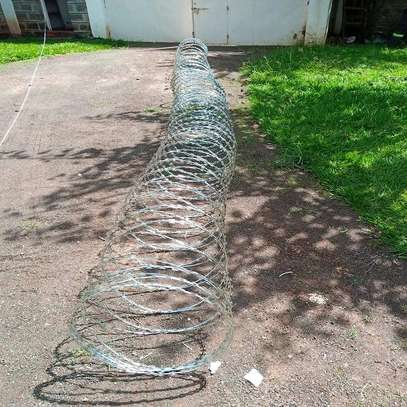 Silver double galvanised barbed wire image 1