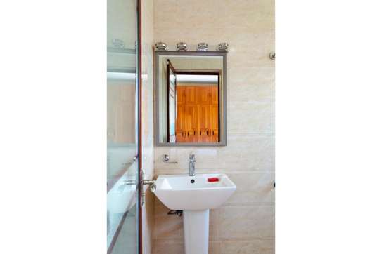 Furnished 1 Bed Apartment with En Suite in Kileleshwa image 9