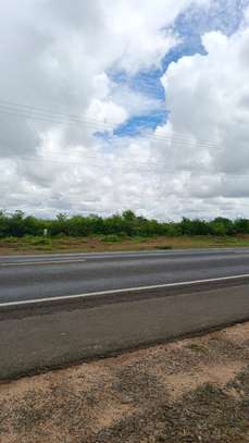 160 Acres Touching Thika-garissa Road Is On Quick Sale image 2