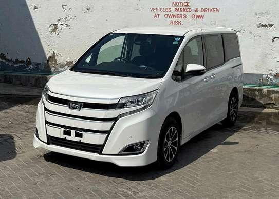 TOYOTA NOAH image 7