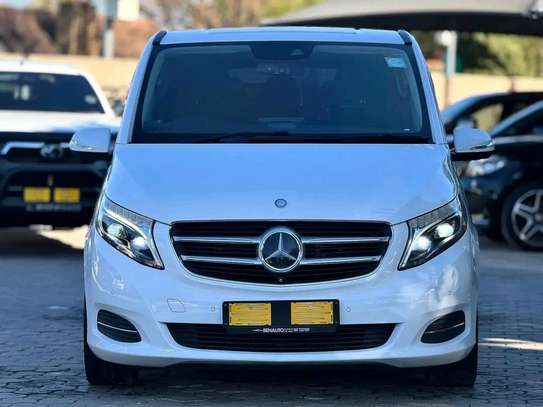 Mercedes benz v220d -7 seater luxury van image 5