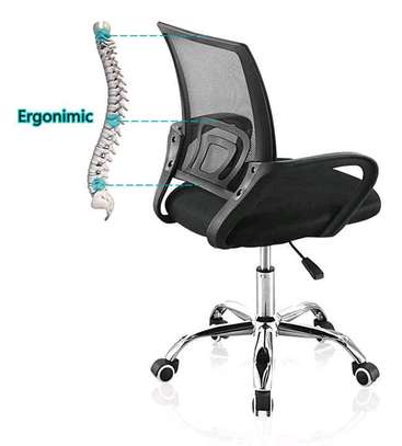Streamlined office chair image 1
