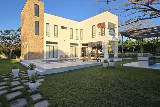 4 Bed Villa with En Suite in Diani image 1