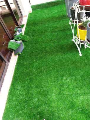 Nice durable green grass carpet. image 1