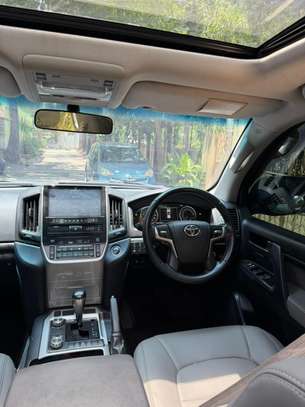Toyota land Cruiser Sahara SUV 2018 4x4 image 3