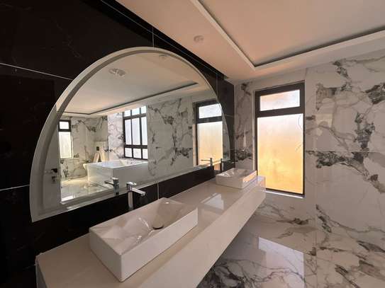 5 Bed House with En Suite in Runda image 10