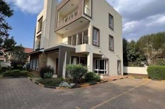 5 Bed House with En Suite at Lavington Green image 21