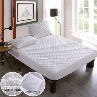 QUILTED WATERPROOF MATTRESS PROTECTOR image 3