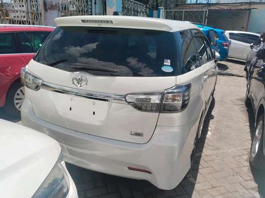 Toyota wish white colour on sale image 1