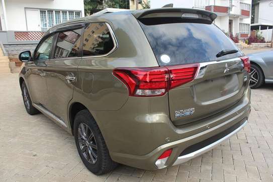 MITSUBISHI OUTLANDER image 2
