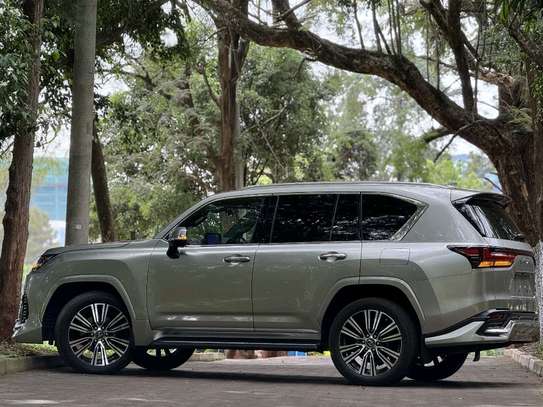 2022 Lexus LX600 image 12