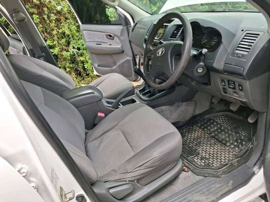 TOYOTA HILUX DOUBLE CAB MANUAL 2011 MODEL image 8