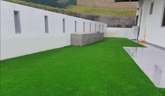 Backyard well fitted artificial turf image 2