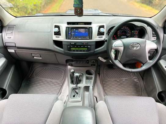 Toyota Hilux Invincible 2012 image 2
