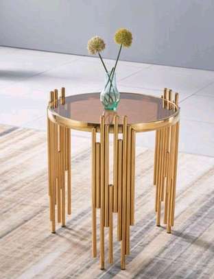 Circular modern coffee table with gold stands image 1