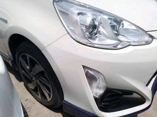 Toyota Aqua white color 2017 model image 2