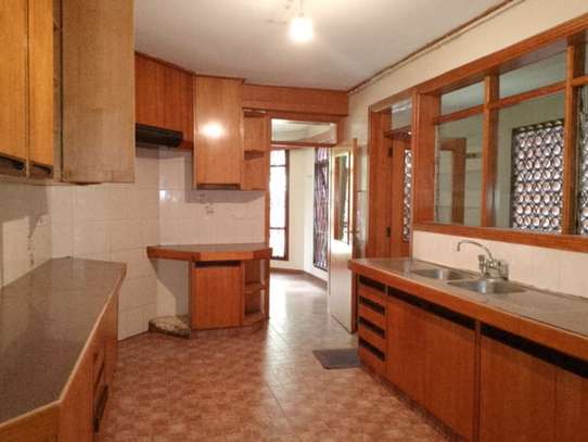 4 Bed Apartment with En Suite in Kilimani image 14