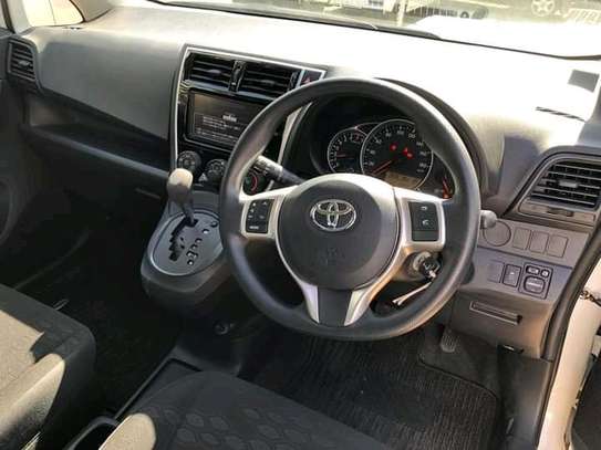 Toyota Ractis image 4
