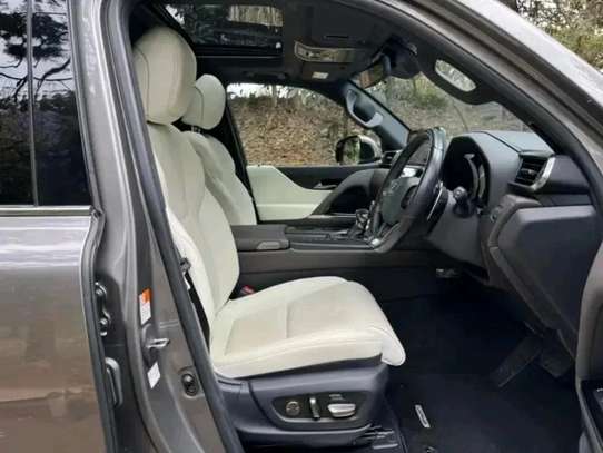 2022 Lexus LX600 image 3