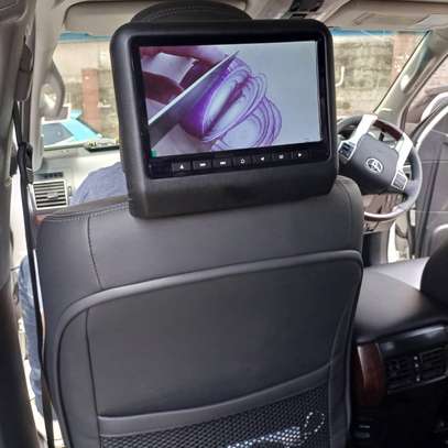 Headrest screens image 2
