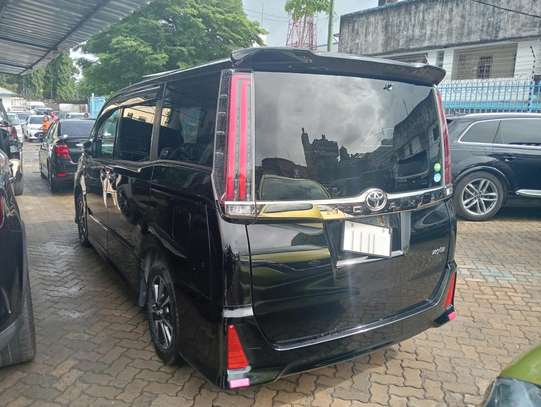 Toyota Noah image 9