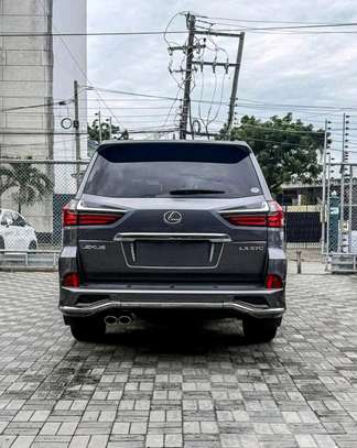 Lexus LX570 Grey 2018 image 13