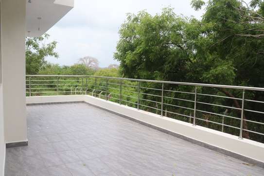 4 Bed House with En Suite in Vipingo image 33