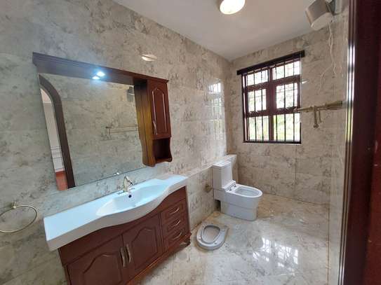 5 Bed House with En Suite at Panafrican Road image 1