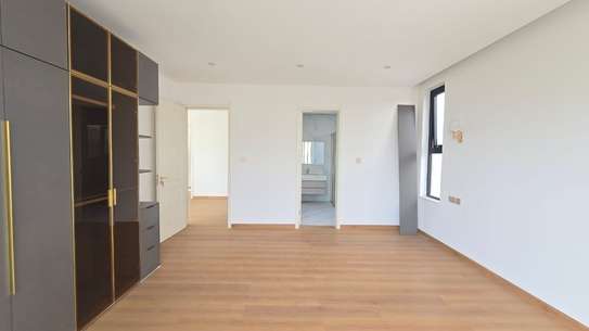 5 Bed House with En Suite in Lavington image 8