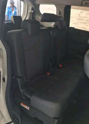 Toyota Harrier pearl image 5