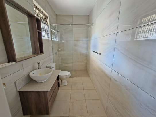 6 Bed House with En Suite in Spring Valley image 11