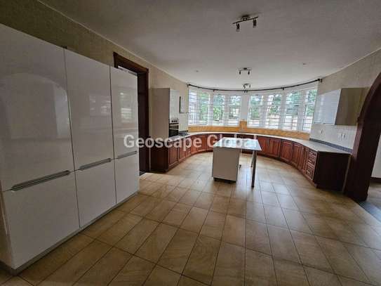 5 Bed House with En Suite in Rosslyn image 5