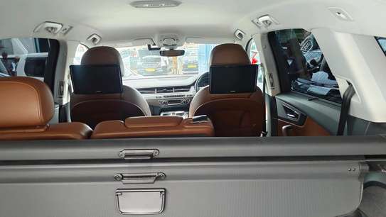 Audi Quattro Grey 2018 7 seater image 5