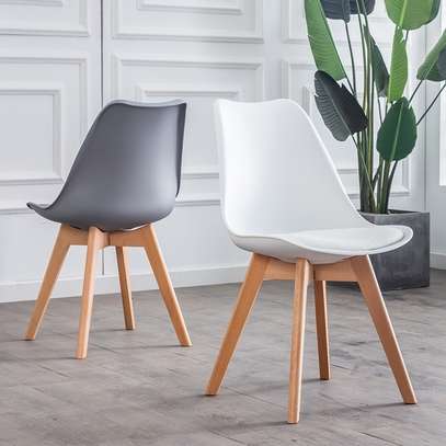Cushioned Plastic Shell Eames Chair image 4