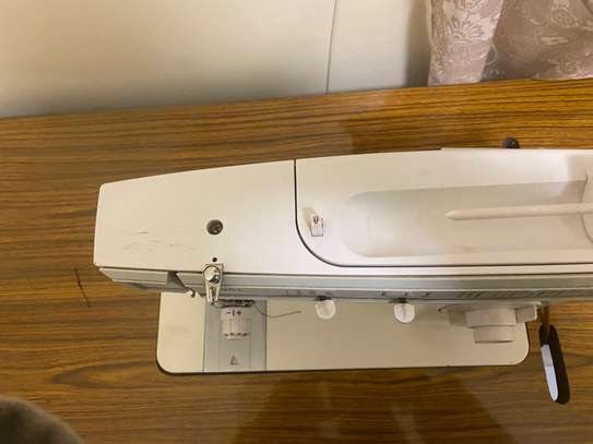 Singer 1301 Electric sewing machine image 5