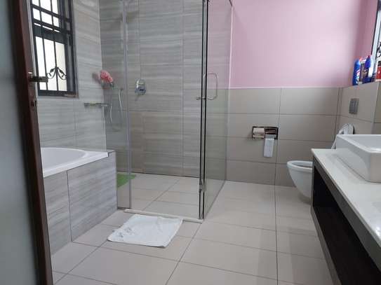 5 Bed Townhouse with En Suite in Ridgeways image 4