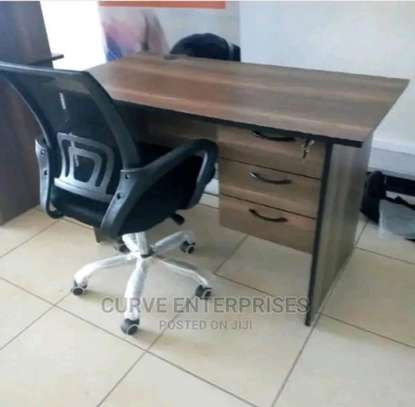 Office chair and desk image 1