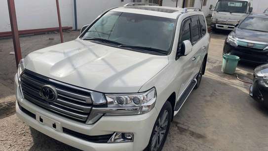 LANDCRUISER V8 PETROL SUNROOF image 11