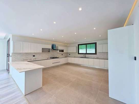 5 Bed Townhouse with En Suite at Lavington Green image 2