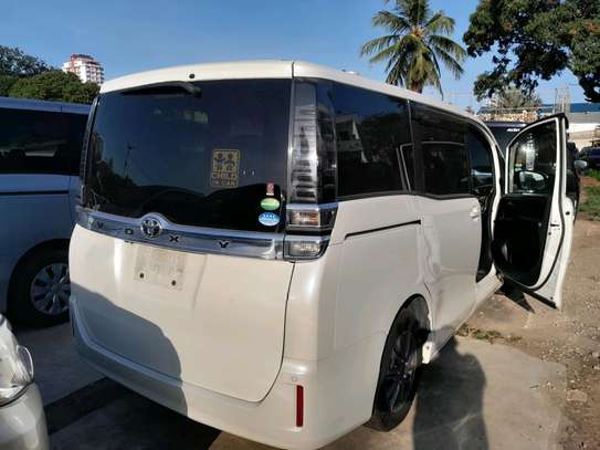 Toyota Voxy 8seater 2018 2wd image 5