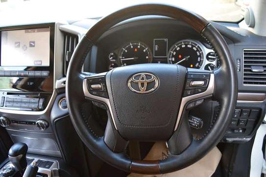2017 Toyota land cruiser ZX V8 in nairobi image 5