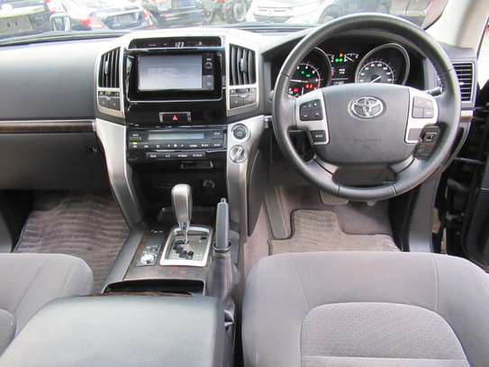 2014 Toyota Landcruiser V8 AX-G Selection Black color with SUNROOF image 7