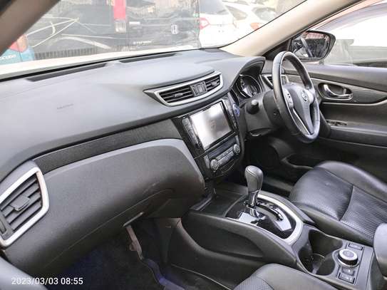 Nissan Xtrail pearl white image 5
