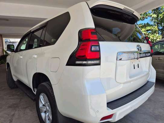 Toyota land Cruiser Prado image 3